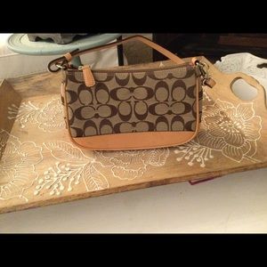 Coach Signature clutch w handle NWOT.